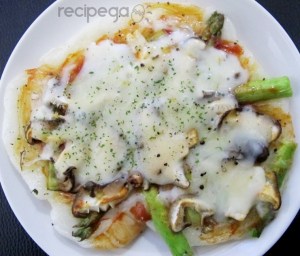 Pizza from mochi, cooked with fry pan, instantly use flat mochi as the base