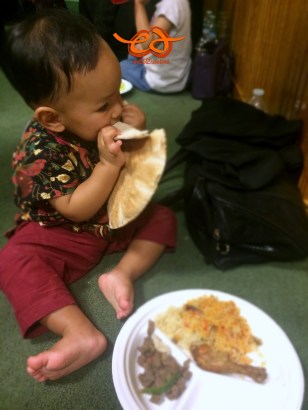 Makan pita bread saat buka