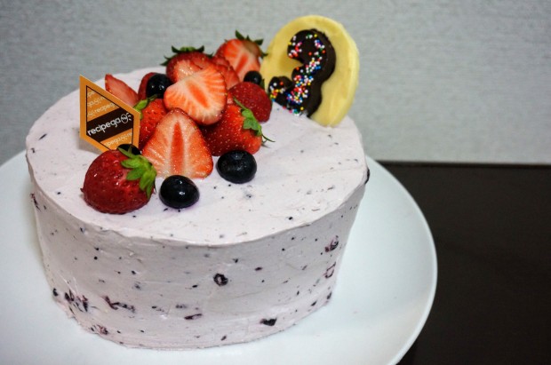sharp edge strawberry and blueberry cake by recipega
